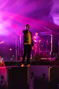 Wroclaw, Polonya - Eylül 2022: Wroclaw 'da düzenlenen Cüce Festivali sırasında Kamil Bednarek' in serbest ve açık konseri