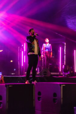 Wroclaw, Polonya - Eylül 2022: Wroclaw 'da düzenlenen Cüce Festivali sırasında Kamil Bednarek' in serbest ve açık konseri