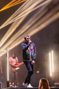 Wroclaw, Polonya - Eylül 2022: Wroclaw 'da düzenlenen Cüce Festivali sırasında Kamil Bednarek' in serbest ve açık konseri