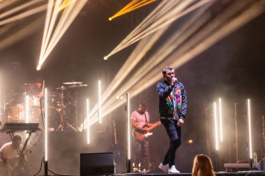 Wroclaw, Polonya - Eylül 2022: Wroclaw 'da düzenlenen Cüce Festivali sırasında Kamil Bednarek' in serbest ve açık konseri