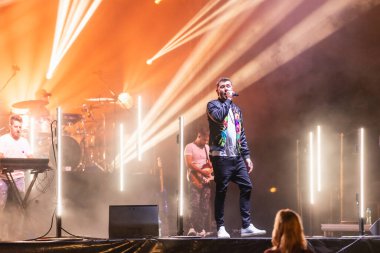 Wroclaw, Polonya - Eylül 2022: Wroclaw 'da düzenlenen Cüce Festivali sırasında Kamil Bednarek' in serbest ve açık konseri
