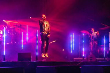 Wroclaw, Polonya - Eylül 2022: Wroclaw 'da düzenlenen Cüce Festivali sırasında Kamil Bednarek' in serbest ve açık konseri