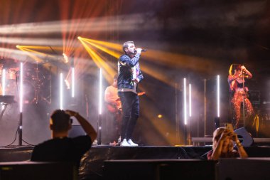 Wroclaw, Polonya - Eylül 2022: Wroclaw 'da düzenlenen Cüce Festivali sırasında Kamil Bednarek' in serbest ve açık konseri