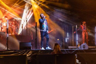 Wroclaw, Polonya - Eylül 2022: Wroclaw 'da düzenlenen Cüce Festivali sırasında Kamil Bednarek' in serbest ve açık konseri