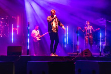 Wroclaw, Polonya - Eylül 2022: Wroclaw 'da düzenlenen Cüce Festivali sırasında Kamil Bednarek' in serbest ve açık konseri