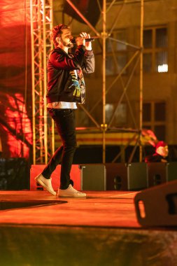 Wroclaw, Polonya - Eylül 2022: Wroclaw 'da düzenlenen Cüce Festivali sırasında Kamil Bednarek' in serbest ve açık konseri