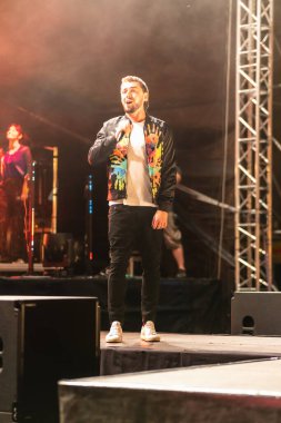 Wroclaw, Polonya - Eylül 2022: Wroclaw 'da düzenlenen Cüce Festivali sırasında Kamil Bednarek' in serbest ve açık konseri