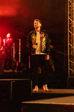 Wroclaw, Polonya - Eylül 2022: Wroclaw 'da düzenlenen Cüce Festivali sırasında Kamil Bednarek' in serbest ve açık konseri