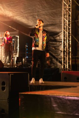 Wroclaw, Polonya - Eylül 2022: Wroclaw 'da düzenlenen Cüce Festivali sırasında Kamil Bednarek' in serbest ve açık konseri