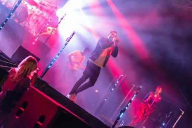 Wroclaw, Polonya - Eylül 2022: Wroclaw 'da düzenlenen Cüce Festivali sırasında Kamil Bednarek' in serbest ve açık konseri