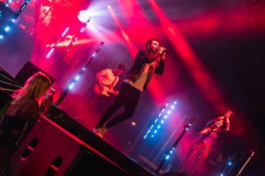 Wroclaw, Polonya - Eylül 2022: Wroclaw 'da düzenlenen Cüce Festivali sırasında Kamil Bednarek' in serbest ve açık konseri