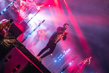 Wroclaw, Polonya - Eylül 2022: Wroclaw 'da düzenlenen Cüce Festivali sırasında Kamil Bednarek' in serbest ve açık konseri