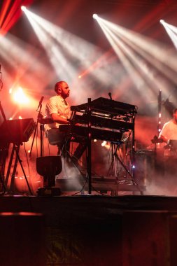 Wroclaw, Polonya - Eylül 2022: Wroclaw 'da düzenlenen Cüce Festivali sırasında Kamil Bednarek' in serbest ve açık konseri