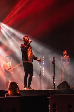 Wroclaw, Polonya - Eylül 2022: Wroclaw 'da düzenlenen Cüce Festivali sırasında Kamil Bednarek' in serbest ve açık konseri