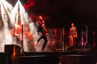 Wroclaw, Polonya - Eylül 2022: Wroclaw 'da düzenlenen Cüce Festivali sırasında Kamil Bednarek' in serbest ve açık konseri