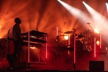 Wroclaw, Polonya - Eylül 2022: Wroclaw 'da düzenlenen Cüce Festivali sırasında Kamil Bednarek' in serbest ve açık konseri