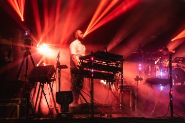 Wroclaw, Polonya - Eylül 2022: Wroclaw 'da düzenlenen Cüce Festivali sırasında Kamil Bednarek' in serbest ve açık konseri