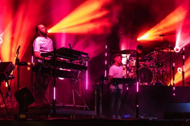 Wroclaw, Polonya - Eylül 2022: Wroclaw 'da düzenlenen Cüce Festivali sırasında Kamil Bednarek' in serbest ve açık konseri