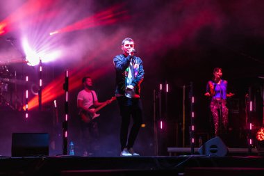 Wroclaw, Polonya - Eylül 2022: Wroclaw 'da düzenlenen Cüce Festivali sırasında Kamil Bednarek' in serbest ve açık konseri