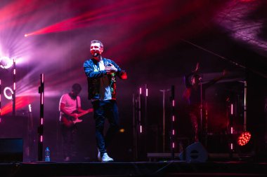 Wroclaw, Polonya - Eylül 2022: Wroclaw 'da düzenlenen Cüce Festivali sırasında Kamil Bednarek' in serbest ve açık konseri