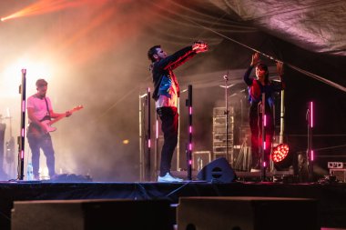 Wroclaw, Polonya - Eylül 2022: Wroclaw 'da düzenlenen Cüce Festivali sırasında Kamil Bednarek' in serbest ve açık konseri