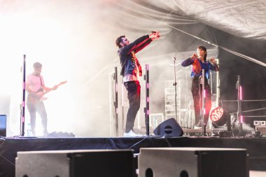 Wroclaw, Polonya - Eylül 2022: Wroclaw 'da düzenlenen Cüce Festivali sırasında Kamil Bednarek' in serbest ve açık konseri