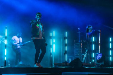 Wroclaw, Polonya - Eylül 2022: Wroclaw 'da düzenlenen Cüce Festivali sırasında Kamil Bednarek' in serbest ve açık konseri