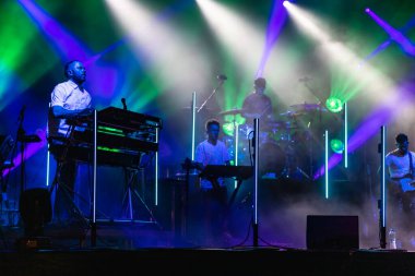 Wroclaw, Polonya - Eylül 2022: Wroclaw 'da düzenlenen Cüce Festivali sırasında Kamil Bednarek' in serbest ve açık konseri