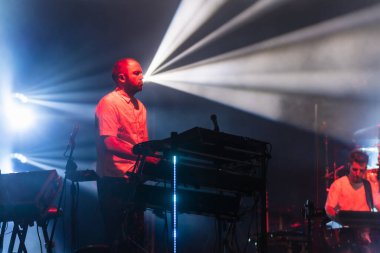 Wroclaw, Polonya - Eylül 2022: Wroclaw 'da düzenlenen Cüce Festivali sırasında Kamil Bednarek' in serbest ve açık konseri