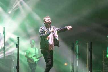 Wroclaw, Polonya - Eylül 2022: Wroclaw 'da düzenlenen Cüce Festivali sırasında Kamil Bednarek' in serbest ve açık konseri