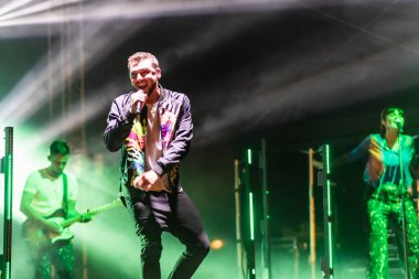 Wroclaw, Polonya - Eylül 2022: Wroclaw 'da düzenlenen Cüce Festivali sırasında Kamil Bednarek' in serbest ve açık konseri