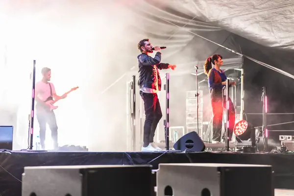 Wroclaw, Polonya - Eylül 2022: Wroclaw 'da düzenlenen Cüce Festivali sırasında Kamil Bednarek' in serbest ve açık konseri