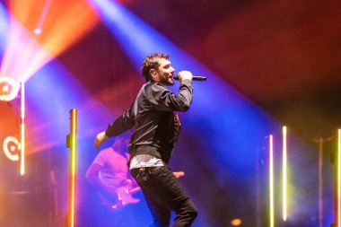 Wroclaw, Polonya - Eylül 2022: Wroclaw 'da düzenlenen Cüce Festivali sırasında Kamil Bednarek' in serbest ve açık konseri