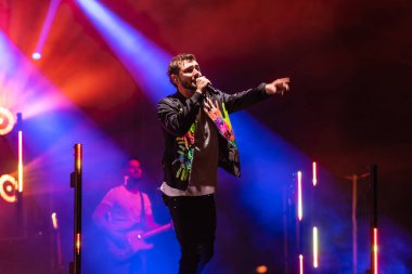 Wroclaw, Polonya - Eylül 2022: Wroclaw 'da düzenlenen Cüce Festivali sırasında Kamil Bednarek' in serbest ve açık konseri