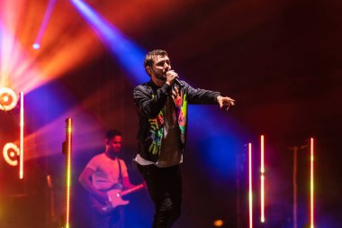 Wroclaw, Polonya - Eylül 2022: Wroclaw 'da düzenlenen Cüce Festivali sırasında Kamil Bednarek' in serbest ve açık konseri