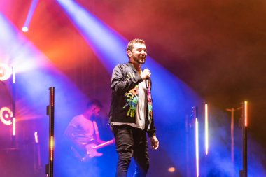 Wroclaw, Polonya - Eylül 2022: Wroclaw 'da düzenlenen Cüce Festivali sırasında Kamil Bednarek' in serbest ve açık konseri