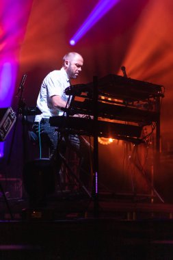 Wroclaw, Polonya - Eylül 2022: Wroclaw 'da düzenlenen Cüce Festivali sırasında Kamil Bednarek' in serbest ve açık konseri