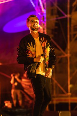 Wroclaw, Polonya - Eylül 2022: Wroclaw 'da düzenlenen Cüce Festivali sırasında Kamil Bednarek' in serbest ve açık konseri