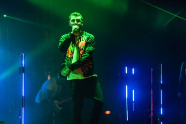 Wroclaw, Polonya - Eylül 2022: Wroclaw 'da düzenlenen Cüce Festivali sırasında Kamil Bednarek' in serbest ve açık konseri