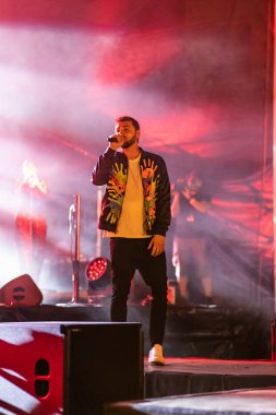 Wroclaw, Polonya - Eylül 2022: Wroclaw 'da düzenlenen Cüce Festivali sırasında Kamil Bednarek' in serbest ve açık konseri