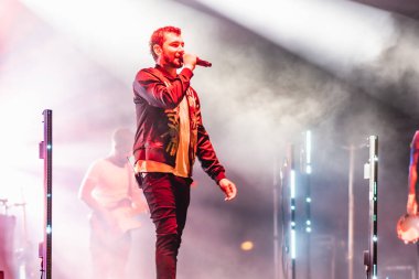 Wroclaw, Polonya - Eylül 2022: Wroclaw 'da düzenlenen Cüce Festivali sırasında Kamil Bednarek' in serbest ve açık konseri