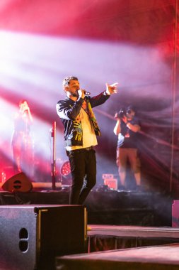 Wroclaw, Polonya - Eylül 2022: Wroclaw 'da düzenlenen Cüce Festivali sırasında Kamil Bednarek' in serbest ve açık konseri