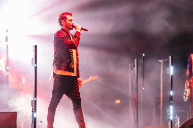 Wroclaw, Polonya - Eylül 2022: Wroclaw 'da düzenlenen Cüce Festivali sırasında Kamil Bednarek' in serbest ve açık konseri