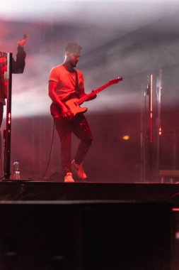 Wroclaw, Polonya - Eylül 2022: Wroclaw 'da düzenlenen Cüce Festivali sırasında Kamil Bednarek' in serbest ve açık konseri