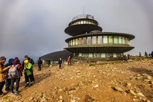 Dev Dağlar, Polonya - Eylül 2022: Yüksek Dağ Meteorolojik Gözlemevi. Tadeusz Holdys bulutlu bir günde Sniezka dağının tepesinde