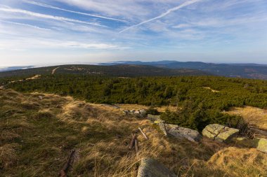 Güzel dağ manzarası mavi bulutlu gökyüzü, sarı saman ve çalılar güneşli sonbahar gününde 