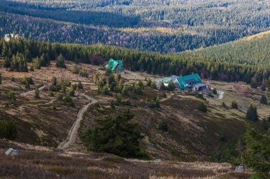 Dev Dağlar, Polonya - Kasım 2022: Dağların aşağısındaki küçük sığınak binalarının yanındaki dağ patikalarına bakın