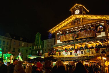 Wroclaw, Polonya - Aralık 2022: Wroclaw pazar meydanındaki Noel süslemeleri ve inşaatları