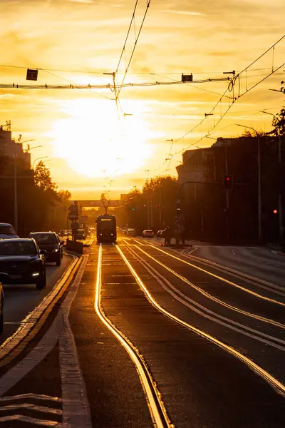 波兰弗罗茨瓦夫 2022年10月 日落时分美丽的落日 正好位于格拉比辛斯卡街的中心 有电车轨道 汽车和电车 — 图库照片