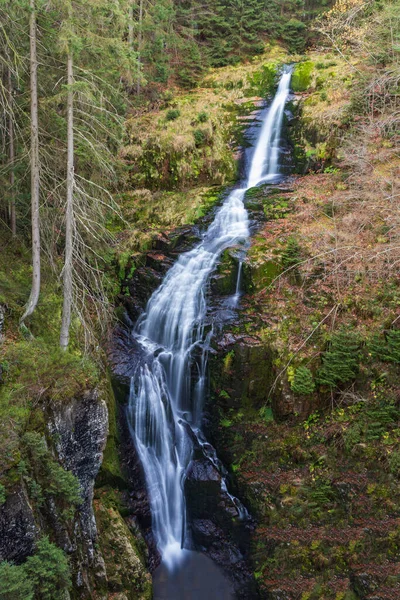 Prachtige Lange Smalle Waterval Bergen Naast Bergpad Kleine Beschutting — Stockfoto
